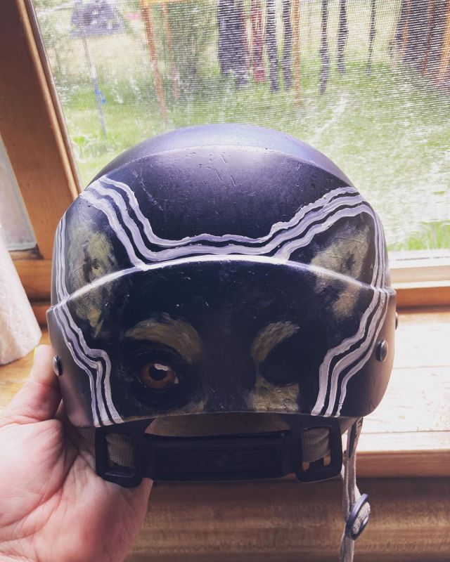 Beware when you’re behind this one on the river….@gareth.slattery ‘s new helmet featuring the infamous lot dog Barnaby thanks to @_morgankemp #oneeye #threelegs #numberoneinourhearts